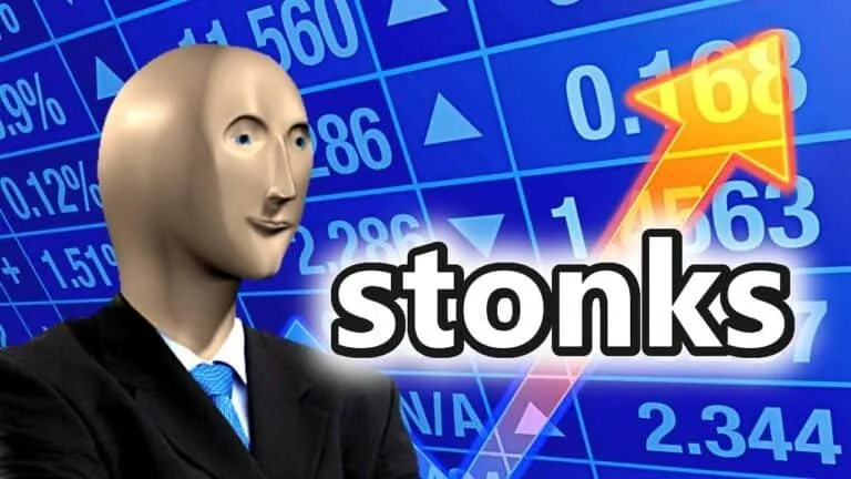 Personaje con rostro humano y traje en fondo de gráficos financieros y flecha ascendente.