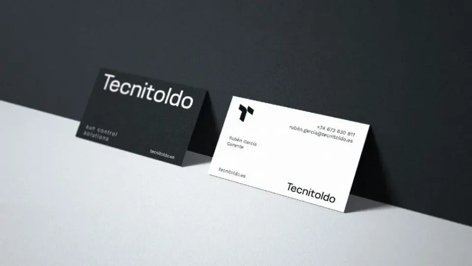 Tarjeta de visita de Tecnitoldo con diseño profesional y moderna.