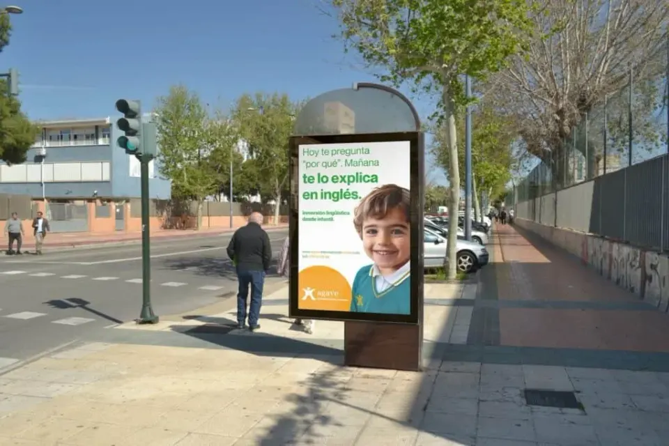Publicidad exterior de Agave International School en la calle.