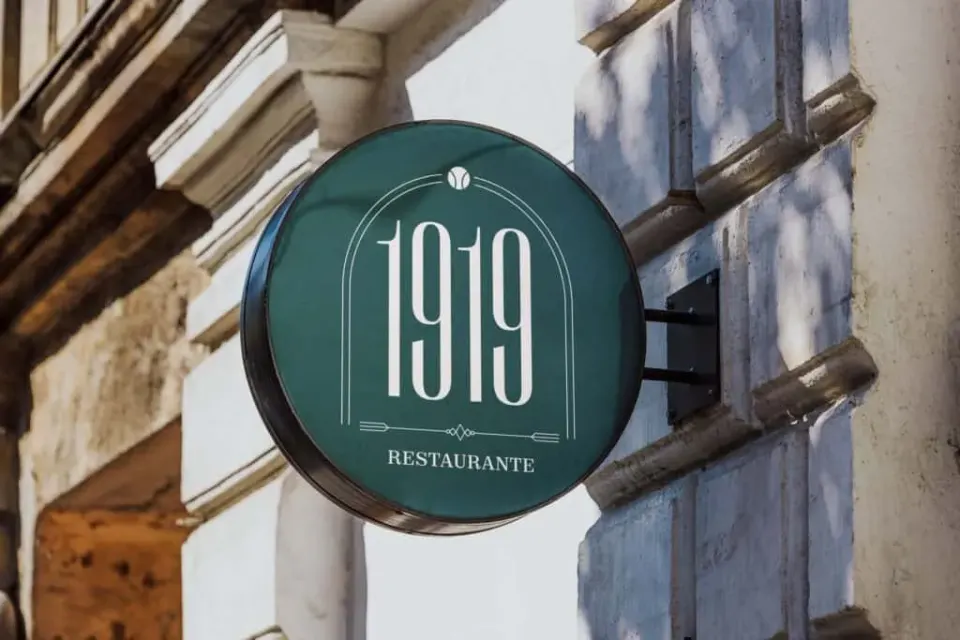 Rótulo de restaurante 1919 en fachada histórica, ideal para branding y web en el sector de hostelerí.