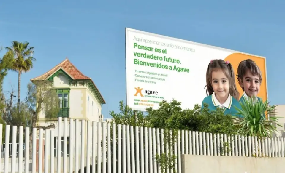 Cartel publicitario de Agave International School con niños sonriendo.
