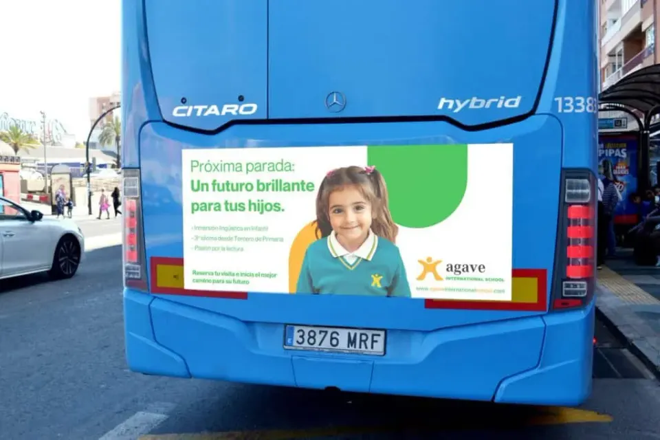 Publicidad en autobús para Agave International School.