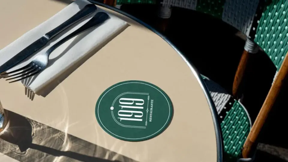 Mesa con logotipo de Restaurante 1919 en un entorno elegante y moderno.