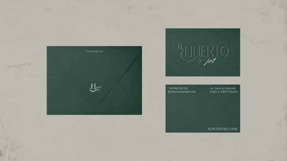 Tarjeta de visita de branding para El Huerto JC1 en estilo lateral.